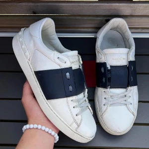 Valentino open - Sjukt snygga opens! Perfekt till sommaren! Navy detalj på mitten. Size 42 fits 43! Skick 7,5/10. Fina men finns heeldrag. Valentino kort ingår! Hör av dig vid minsta fundering 🤩