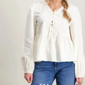 Vit blus från gina🤍 - Säljer en söt vit blus med knytning framtill och lång ärm. Den är från gina young i storlek 146/152 men skulle säga att den är som en xs🫶🏼Använd en gång💕