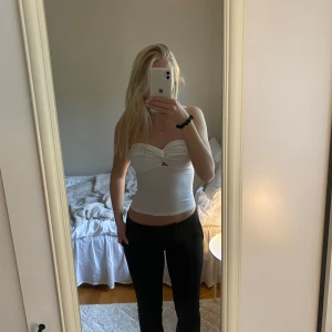 Vit tubtopp med twistdetalj från bikbok  - Säljer en vit tubtopp från bikbok i storlek XS. Toppen har en snygg twistdetalj framtill och är axelbandslös, perfekt för varma dagar eller lager på lager. Mjuk och stretchig i materialet.