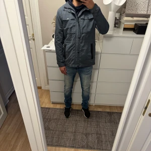J. Lindeberg jacka - Säljer en stilren jacka från J. Lindeberg i mycket bra skick. Liten defekt på ryggen sista bilden🙌