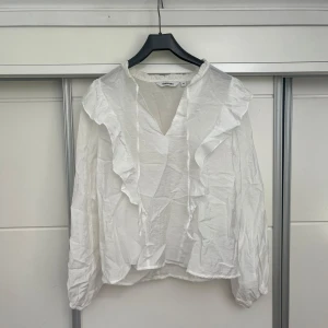 Vit blus med volang - Säljer min blus då den inte kommer till användning💕