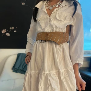 Vit klänning - ⚠️skärp följer inte med⚠️Vit klänning med lång ärm och v-ringning, fickor framtill och en avslappnad passform med volang i kjolen. Perfekt för dig som gillar en stilren och trendig look. Sååå gullig!! ❤️❤️(lite för stor på modellen)