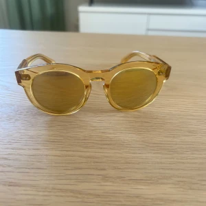 Gula runda CHIMI - Fina solglasögon med spegelglas i färgen MANGO, fint skick 