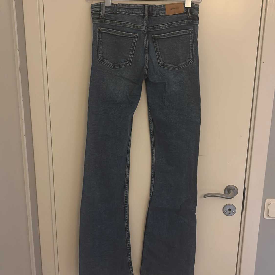 Blå bootcut jeans från Gina Tricot - 1