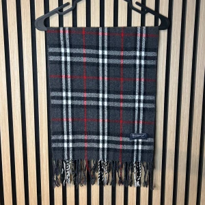 Burberry halsduk  - Grå rutig burberry halsduk | Skick 9/10 | Hör gärna av dig vid minsta fundering😊
