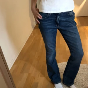 Blå bootcut jeans från Ginatricot - Jättefina midwaist bootcut jeans från ginatricot, som sitter sååå bra på! Fint skick och passar jättefint med tjocktröjor och linnen. Storlek: 36❣️❣️