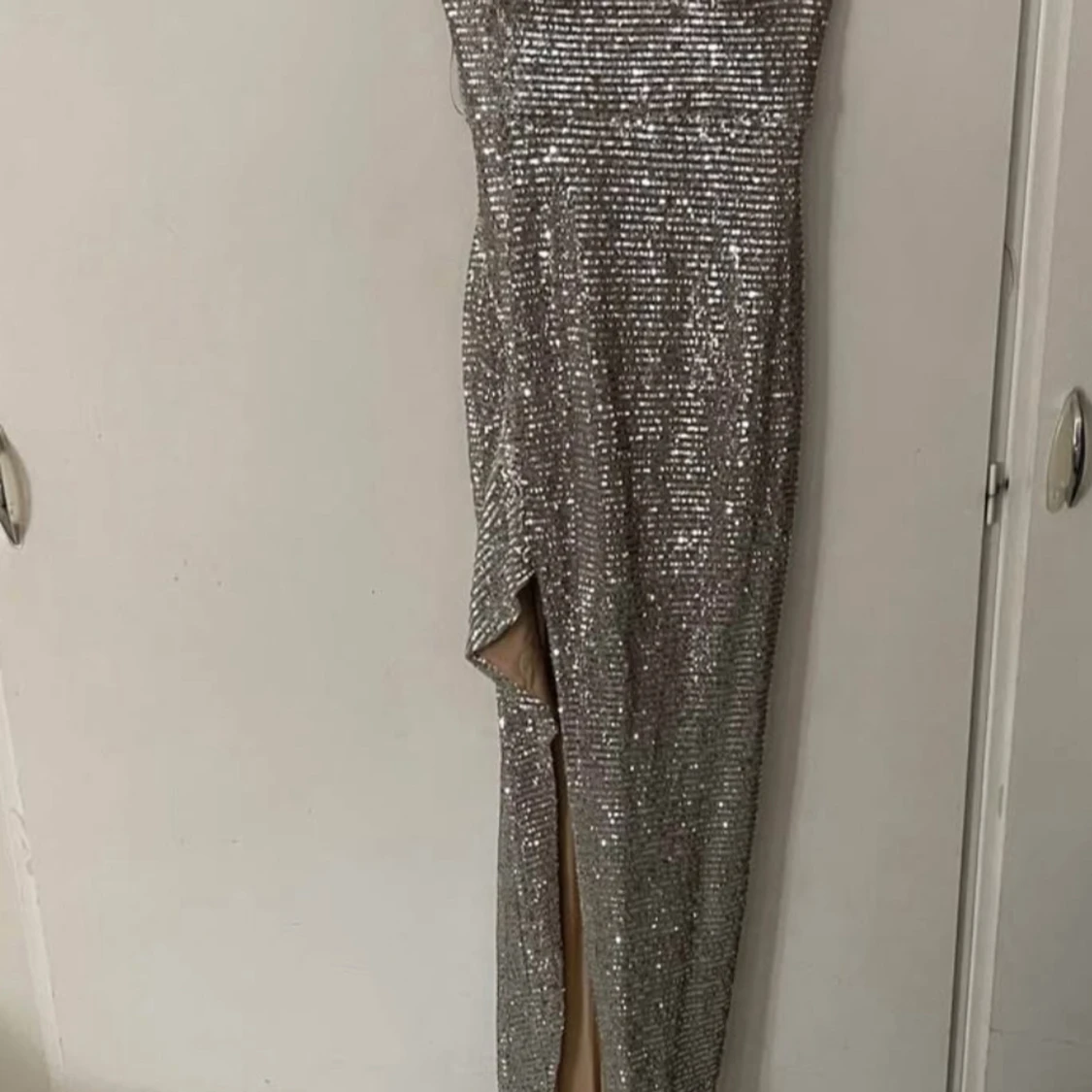 Glittrig silver långklänning med slits - 2