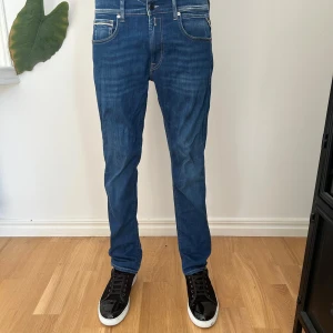 REPLAY JEANS - Schyssta replay jeans knappt andvända. Priset är inte fast i sten bara att höra av sig vid fler funderingar!🔥