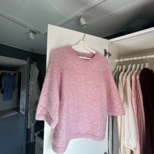 Rosa stickad tshirt - Så fin stickad T-shirt från other stories. I storlek M och bra skick förutom en fläck som visas på tredje bilden. Inget som märks vid användning. Skriv vid frågor eller köp direkt💗Köpt från 600 och perfekt nu till hösten