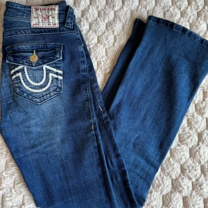 True Religion blå bootcut jeans - Jeans från True religion i modellen Becca. !!jeansen är upplagda, alltså inte originell längd!! Midjemått: 34cm. Grenhöjd: 22cm. Innerbenslängd: 73cm. Skriv vid funderingar🩷