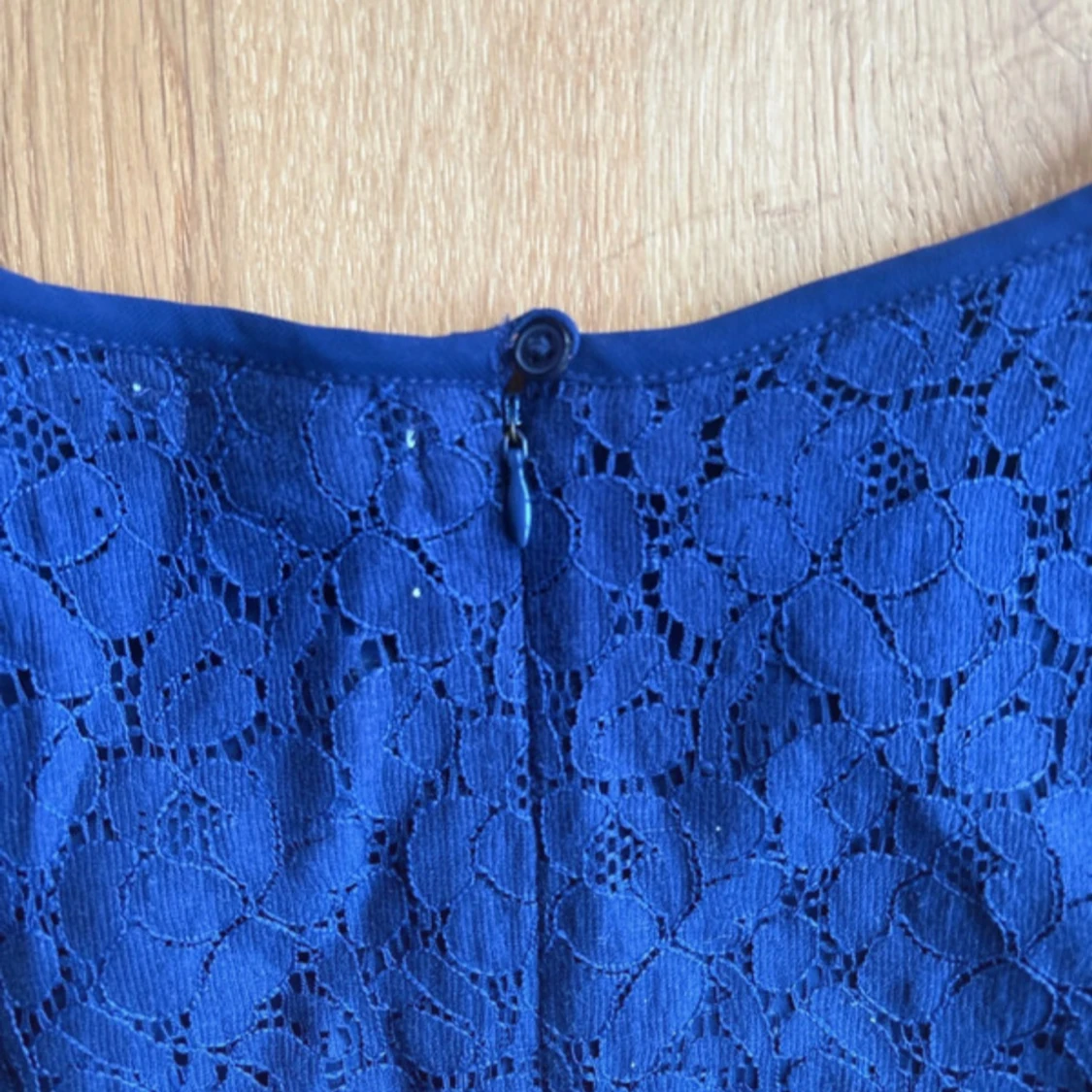 Marinblå spetsklänning  - 3