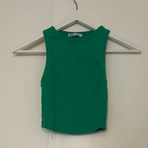 Grön topp från Zara - En grön linne topp från Sara som sitter skönt lite lite mindre än en vanlig s storlek även om den är S men den är stretchig. 