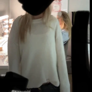 Vit stickad tröja från H&M Divided - Säljer en enkel och fräsch vit stickad tröja från H&M Divided i storlek XS. Tröjan har rund hals, långa ärmar och ribbade muddar vid hals, ärmslut och nederkant. Perfekt att matcha med jeans eller kjol för en clean look.