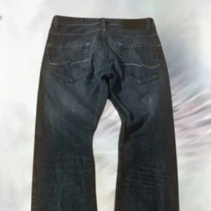 Mörkblåa jeans - Mörkblåa jeans som har raka ben! Säljer då det var för små för mig som bär M. Storleken passar S😊Eftersom det är svårt att få helbilder på Plick kan ni skriva om ni vill ha bättre och hela bilden!😅