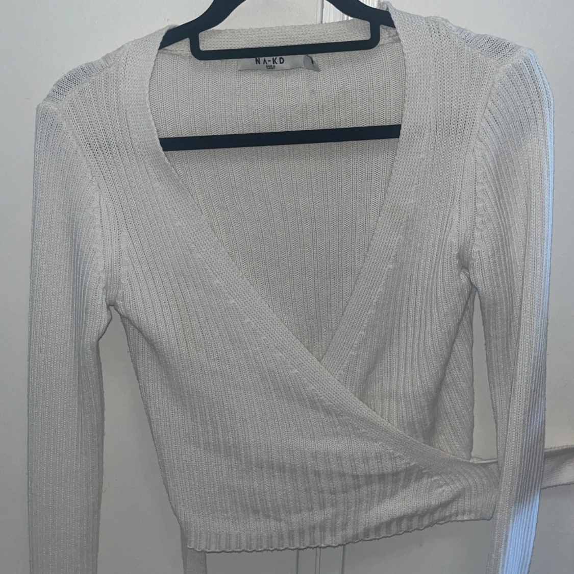 Vit omlottopp från NA-KD