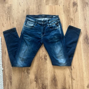 Anbass Replay Jeans - Säljer ett par mörkblå replay jeans i modellen anbass då dem är för små för mig. Kom gärna med prisförslag och frågor.