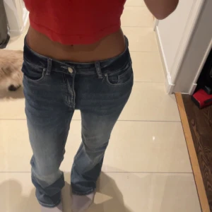 Blå jeans med paljett-detaljer XS, SHEIN! - Snygga blå jeans från SHEIN!!! i låg midja och straight fit. Bakfickan har coola paljett-detaljer och silverknapp. Jeansen är i klassisk denim med lätt slitning och tillverkade i bomull och polyester med lite stretch.