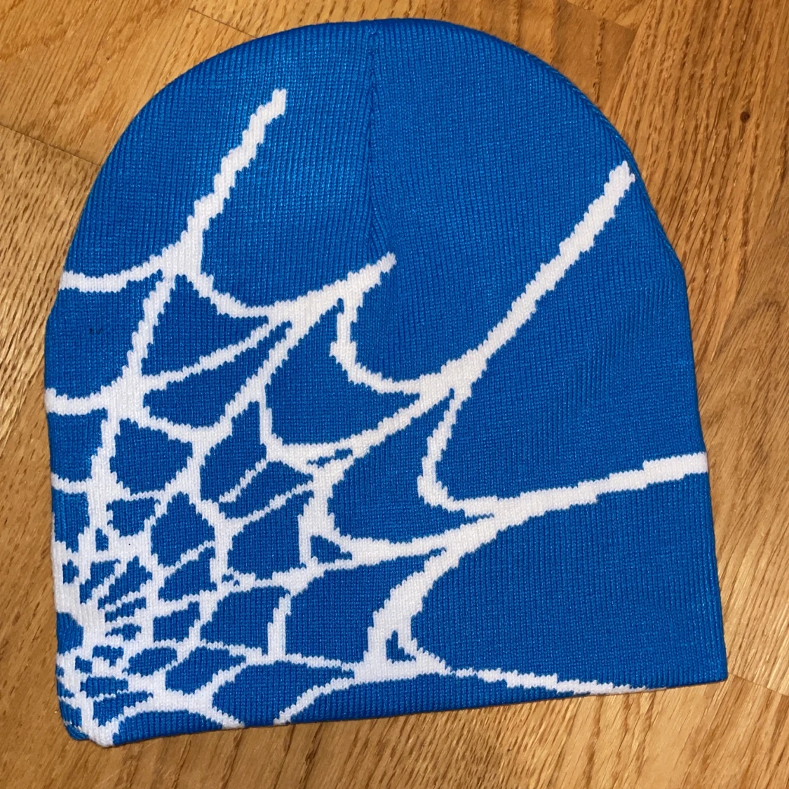 Blå mössa med vitt spindelnätsmönster - 2