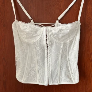 Korsett - Vit korsett, någon fläck som går bort i tvätten. Står inte storlek men gissar S/M. Vet inte vart den är ifrån