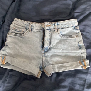 Ljusblå jeansshorts med uppvik - Säljer ett par ljusblå jeansshorts från Kappahl.💜