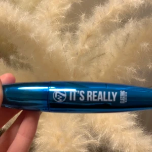 W7 It's Really Electric Mascara - Säljer denna direkt pga av jag har råkat att köpt fel mascara att denna färg är inte svart så den är helt ljusblå.🙈  Ljusblå mascara passar inte för mig.  Den mascara från Normal. 💙 Är helt nya självklart jättesnyggt. 