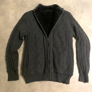 Stickad Cardigan med päls  - Unik cardigan med päls / fleece fodring. Gott skick och perfekt för kallare tider ! Storlek M! Vid frågor kontakta!