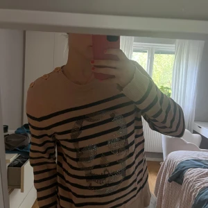 Zadig&Volatire stickad tröja  - Super snygg stickad tröja från Zadig & Voltaire! Bra skick, slitningar längs kanterna (vilket var så när jag köpte den). Knappar på ena axeln och en dödskalle i strass på magen! 