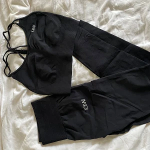 Svart träningssett från ICANIWILL - Jättefint svart träningssett från ICIW  Nästan helt oanvänt, endast testat Helt utan slitningar på sömmar och inget nopper vad jag kan se Båda delarna är i storlek s
