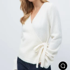 Vit omlottkofta från Gina Tricot - Säljer en supermjuk vit omlottkofta från Gina Tricot i ullblandning. Den är i storlek M och är endast använd en gång. Den är köpt för 399kr och är slutsåld på ginas hemsida.💓