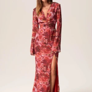 Adoore klänning - Jätte fin klänning från adoore i storlek 32. Den är aldrig använd och känns som en storlek 34