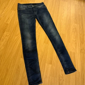 Tiger of sweden jeans - Snygga mörkblå jeans från T/J i modellen Slender, tillverkade i Italien. De har en skinny passform med klassiska fem fickor och subtila slitningar framtill. Jeansen är gjorda i stretchigt denim som sitter tajt och bekvämt hela dagen.
