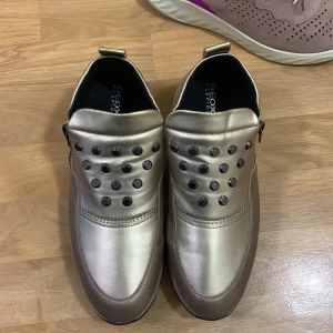 Metallic sneakers från Geox med nitar - Snygga guld metallic sneakers, jätte bekväma att gå med och i helt nytt skick