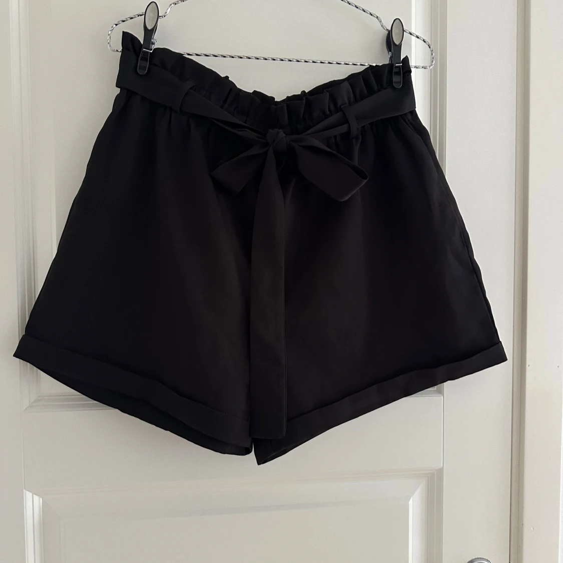 Svarta shorts med knytband