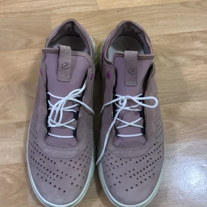 Ljusrosa sneakers från ECCO - Snygga ljusrosa sneakers från ECCO med perforerat mönster och vita snören. Jätte bekväma! 
