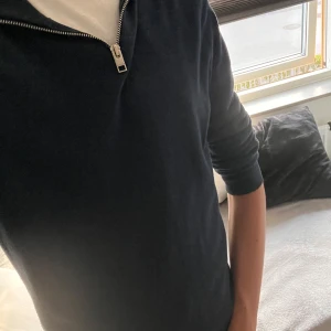 Mörkblå half zip - Mörkblå  tröja från Jack & Jones med half zip-dragkedja. funkar till många olika stilar. Perfekt för dig som gillar en clean look! 
