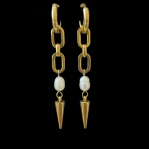 Guldiga örhängen med kedjor och pärlor(rostfritt stål) - Snygga guldiga örhängen med chunky kedjelänkar, vita pärlor och spetsiga konformade hängen. Statement-accessoar som ger en cool och trendig vibe till din look.