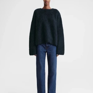 Mörkblå tröja Toteme - Boxy Alpaca Knit navy - Supermjuk och oversized mörkblå tröja från Toteme. Tröjan har lång ärm, rund halsringning och en fluffig, cozy känsla. En av deras bästsäljare. Nypris 4500 kr.