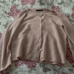 Ljusrosa kofta med knappar - Säljer en söt ljusrosa kofta från lager 157. Lite nopprig men inget man märker av super mycket! Den är lite oversized och storlek S! 