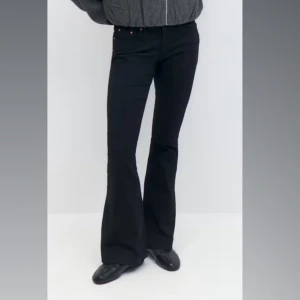 Svarta bootcut jeans - Snygga svarta jeans med bootcut-modell från Gina tricot med klassisk femficksdesign. Byxorna är tillverkade i ett stretchigt jeanstyg som sitter tajt upptill och släpper ut över benen. Säljer då jag behöver rensa garderob pris går att diskutera.