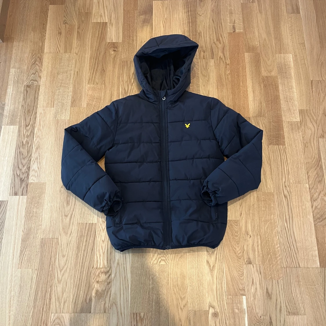 Mörkblå pufferjacka från Lyle & Scott