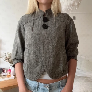 Grå höstjacka - Superfin fiskbensmönstrad höstjacka🩷🩷 15% ull! 3 för 2 på alla plagg