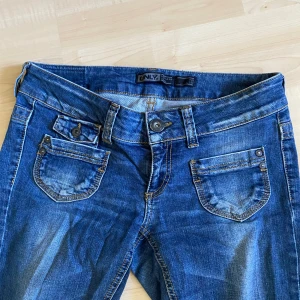 Låg midjade Blå jeans - Snygga blå jeans från ONLY me, knappt använda de är lite bootcut/ raka i benen