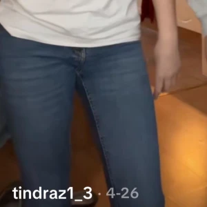 Blå Perfect Jeans i slim fit - Säljer ett par klassiska blå jeans från Perfect Jeans i storlek 34. Jeansen har en slim passform, normal midja och är tillverkade i stretchig bomullsmix för extra komfort. De har dragkedja och knapp framtill samt fem fickor.