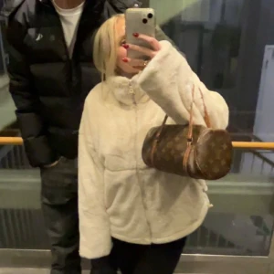 Fluffig jacka  - Fluffig jacka från Carin Wester, så mysig🥰🥰