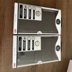 Grå skinnplånbok till iPhone X/Xs - Säljer en stilren grå plånboksväska från U Unique London, designad för iPhone X/Xs. Väskan är tillverkad i äkta skinn och har praktiska fack för kort och kontanter. Perfekt för dig som vill ha både mobilskydd och plånbok i ett. 100kr st