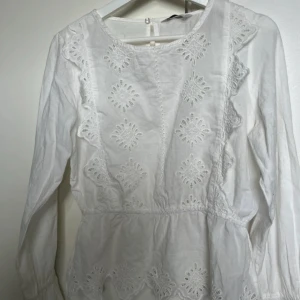 Vit broderad blus med spetsdetaljer - Så söt vit blus, nästan aldrig använd så fint skick. Det står pigalle på lappen i nacken men den är köpt från only💕💕
