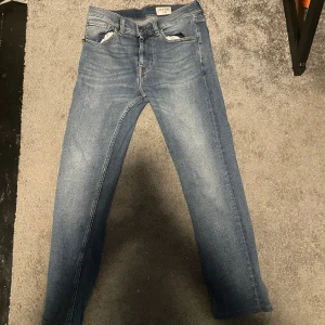 Tiger of Sweden ljusblå jeans Leon - Snygga ljusblå jeans från Tiger of Sweden i modellen Leon. Klassisk femficksdesign med raka ben och normal passform. Jeansen har en fräsch tvätt med subtila slitningar och är tillverkade i mjukt bomullsmaterial. Perfekta för en chill och stilren look. Skick 8/10. Lite små k storlek