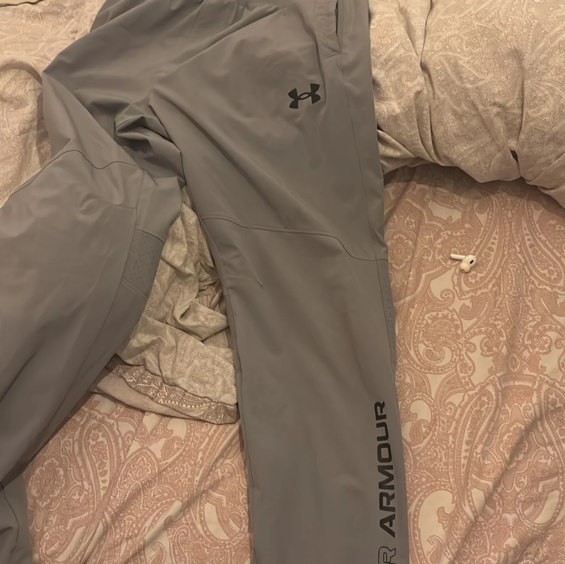 Grå träningsbyxor från Under Armour