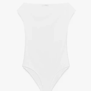 Vit body - Minimalistisk vit body med bred båturringning och ärmlös design. Perfekt att styla med jeans eller kjol för en clean look. Gjord i mjukt material som sitter tight mot kroppen.
