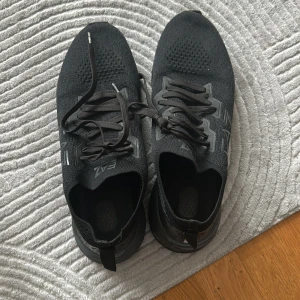 EA7 SKOR - Säljer ett par EA7 skor för 400 eftersom dem är använda och jag vill inte ha dem längre för att jag har skaffat nya par 